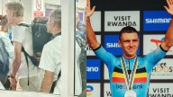 De la Kigali mundialista al Europeo galo: la contrarreloj más larga de Remco empieza en el avión