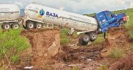 Al borde de la tragedia; pipa de gas queda colgando tras un deslave en Mulegé, Baja California Sur