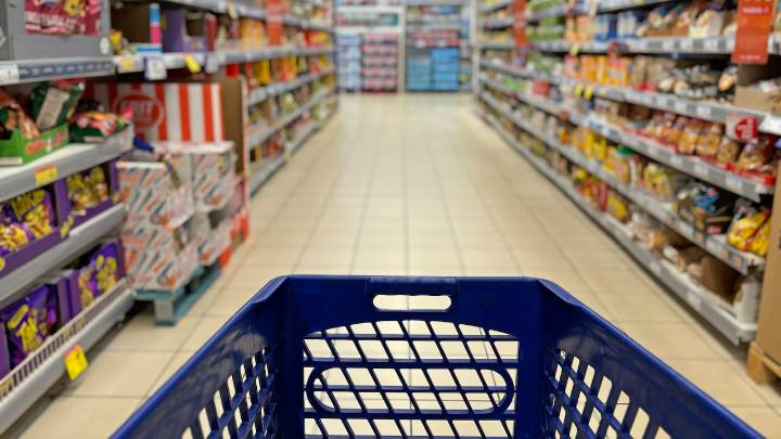 Dos cajeras de un supermercado robaban la plata que pagaban los clientes y fueron pilladas por la dueña. Esta es la treta utilizada