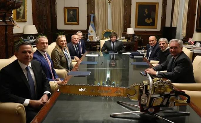 Javier Milei reunió dos veces en el día a su Gabinete para analizar la derrota electoral y definir los pasos a seguir