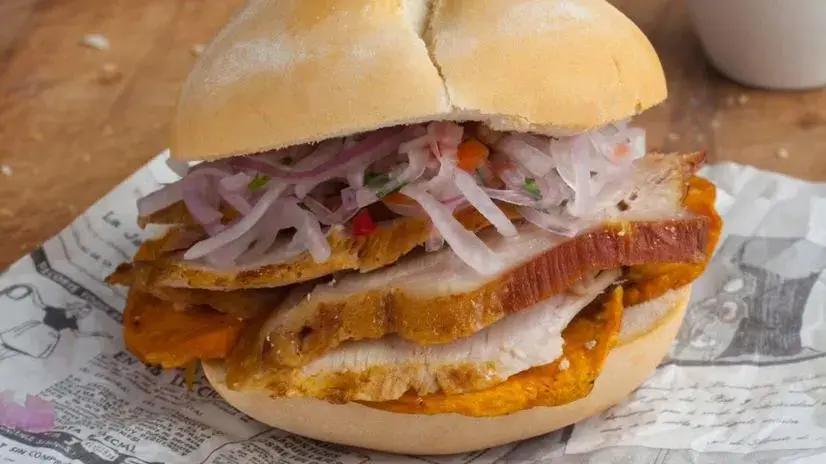 Luis Yong, dueño de la sanguchería El Chinito, cuenta los secretos de un buen pan con chicharrón