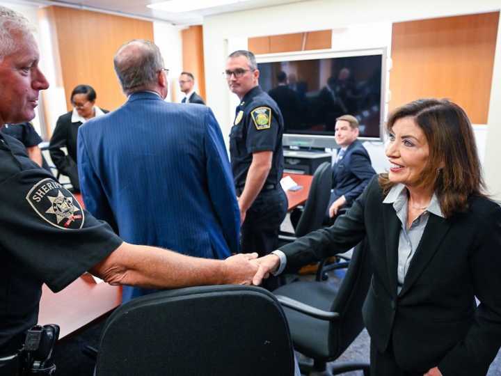 En Nueva York: Kathy Hochul anunció la inversión de 6,7 millones de dólares para la seguridad de sus ciudadanos