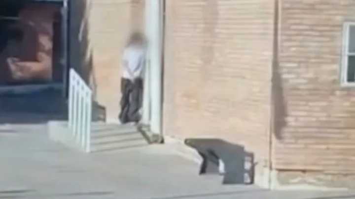 Una adolescente se atrincheró con un arma en una escuela y disparó al aire