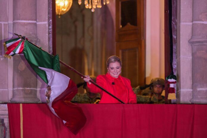 “¡Que viva la dignidad de todos y cada uno de los chihuahuenses! ¡Que viva la paz! ¡Que viva la unidad de los chihuahuenses!”: Maru Campos en el Grito