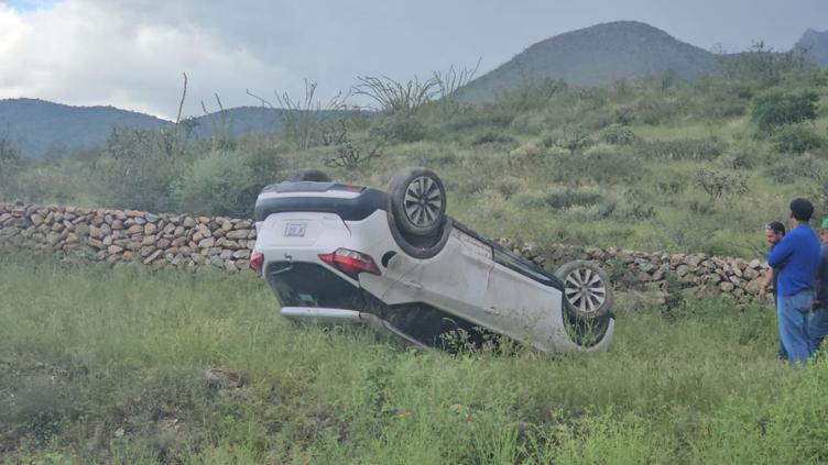 Otra volcadura en Curvas del Perico