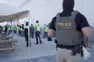 Durante una redada de ICE en su trabajo, inmigrante venezolana se escondió 12 horas en un ducto