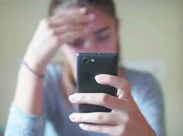 Grooming: Encontró fotos y videos sexuales que su hija enviaba a su entrenador y a otro sujeto