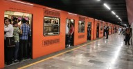 VIDEO | Mujer es grabada cacheteando y pateando a policía en Metro de CDMX porque había mucha gente