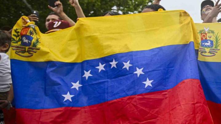 Un juez federal de EE. UU. ordena al gobierno de Trump reanudar el programa de TPS para venezolanos.