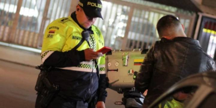 Delincuentes le propinaron fuerte golpiza a dos jóvenes durante un robo en reconocido restaurante de Bogotá
