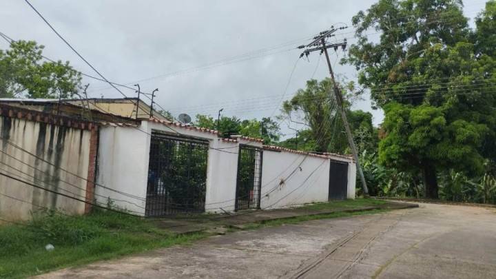 Un poste eléctrico se desploma tras fuertes lluvias y deja encerrada a una familia