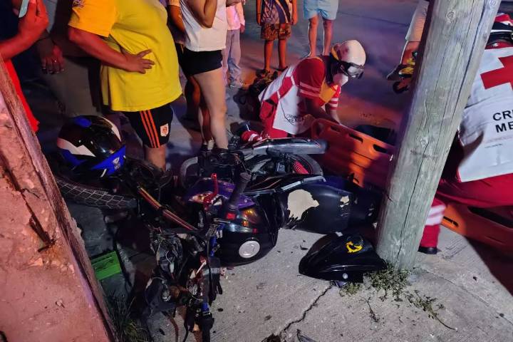 Ciudad del Carmen: Motociclista en presunto estado de ebriedad se estrella contra poste en la colonia San Carlos