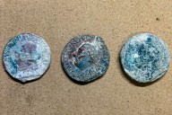 Encuentran tres medallas de bronce del siglo XV en las obras del metro de Roma