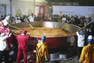 Chef nigeriana rompe récord mundial con la olla de arroz jollof más grande