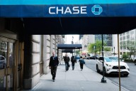 Clientes de Chase Bank se enfrentan a un fuerte incremento en una popular tarjeta de crédito: nueva aumento anual de $245 a partir del 26 de octubre
