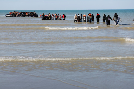 Hallan cuerpo de joven migrante en playa francesa mientras aumentan cruces hacia el Reino Unido