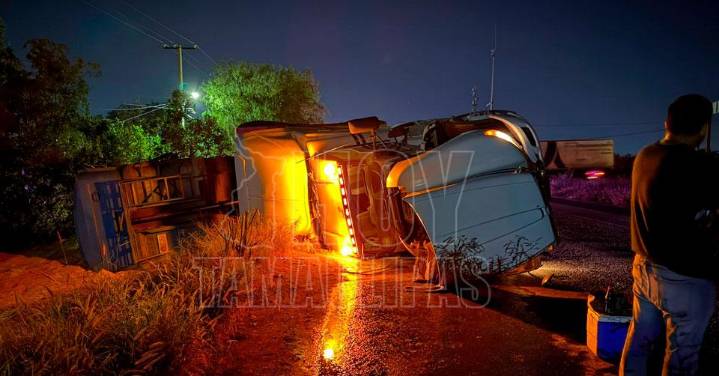 Vuelca tractocamión con 70 toneladas de maíz en la carretera Ribereña
