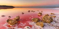 Entre el asombro y la ciencia: así es el lago Masazir, el sorprendente tesoro rosado escondido en Azerbaiyán