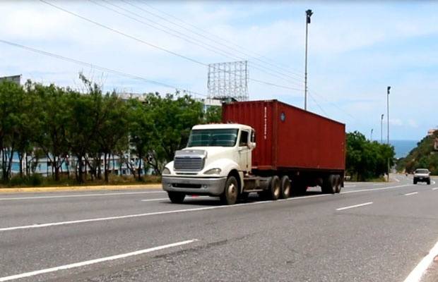 Camión de azúcar volcó parcialmente su carga en la autopista Valencia