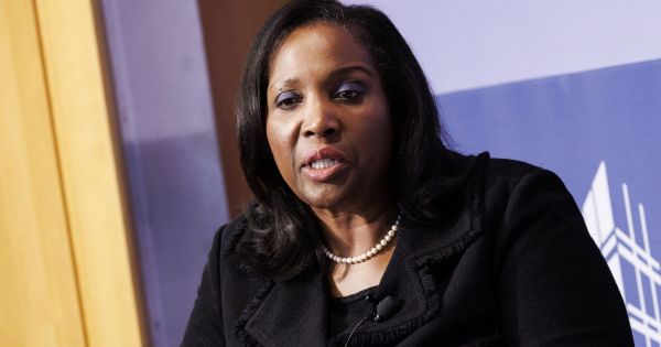 Trump desafía a la Fed: reclama a la Corte Suprema la salida de Lisa Cook