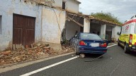Cuatro miembros de una familia, entre ellos una bebé de 2 años, heridos al estrellarse su coche con una casa en la N
