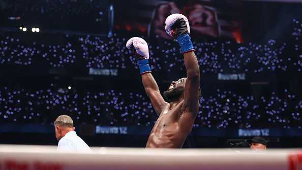 Bud Crawford goes the distance, defeats Canelo Alvarez in 12 rounds