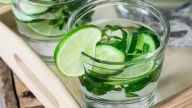 Así puedes preparar “agua detox” para desinflamar abdomen