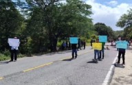 Pobladores bloquean carretera 190 en Nejapa de Madero; exigen entrega directa de recursos municipales del fondo 4