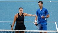 La bielorrusa Aryna Sabalenka es blanco de críticas por dejar por fuera del top de mejores tenistas a Novak Djokovic