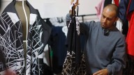 Personas encarceladas cosen su camino a la reinsernción: así funciona la moda social