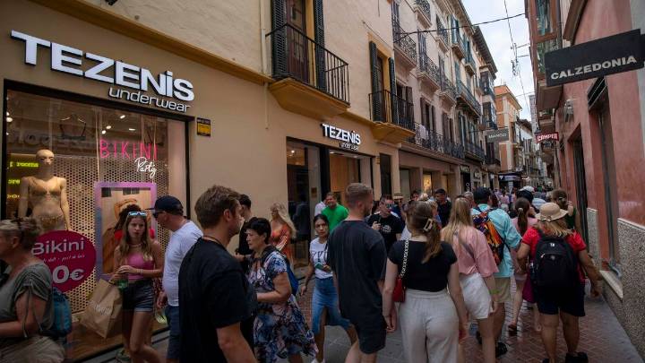 Palma, entre el turismo y la pérdida de identidad: se acumulan las críticas a la ausencia de rótulos en mallorquín y negocios locales