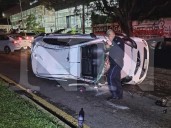 IMPRESIONANTE CHOQUE, UN CARRO TERMINÓ VOLCADO
