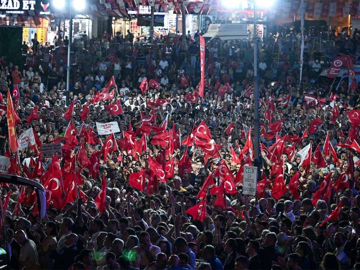 Turkey probes girl band after show officials deemed 'indecent'