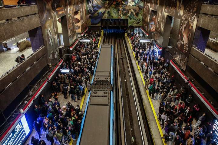 ¿Qué pasó en el Metro de Santiago? Ministro de Transportes revela origen de la suspensión en Línea 1
