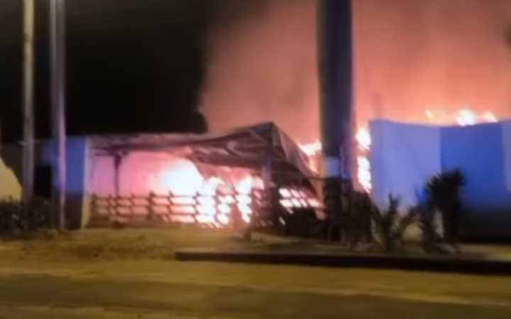 Incendio en vivienda cerca de la playa Arica en Lurín moviliza a bomberos