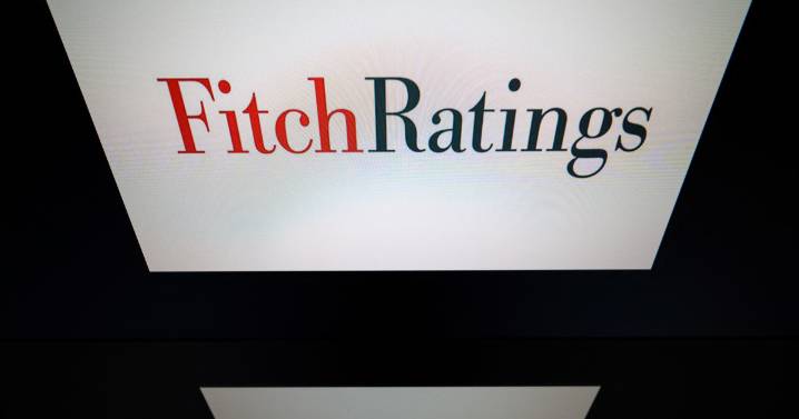 Francia sufre un nuevo revés económico y político: Fitch rebaja su calificación en plena crisis parlamentaria
