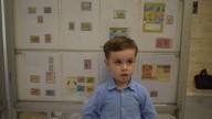 Álvaro Carnoto, la historia del niño gallego de cuatro años que se ha convertido en el coleccionista de sellos más joven de España