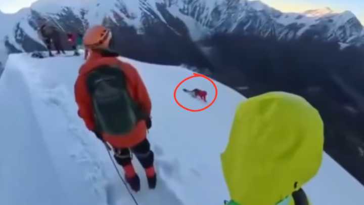 Se soltó del arnés para tomarse una selfie en el monte Nama, pero resbaló y murió tras caer 200 metros