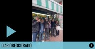El divertido momento cuando una señora quiso sumarse a la foto de Mariano Recalde y Leandro Santoro