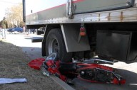 Tragedia en la autopista: un motociclista murió tras chocar con un camión