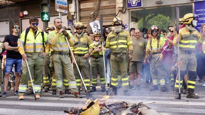 Concentración de bomberos forestales en León: por un servicio público y estable