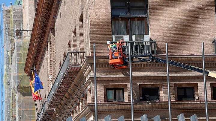 Los balcones del Ayuntamiento de Zaragoza, en revisión "prepilares": obras discretas pero necesarias