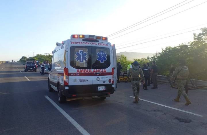Unidad de la Policía vuelca en la autopista Manzanillo