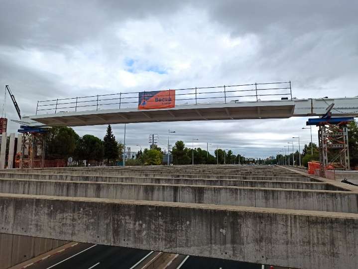 La pasarela del carril bici entre Santa Bárbara y el Polígono ya cruza la TO