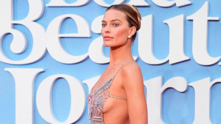 Margot Robbie brilló en Londres con un vestido transparente en homenaje a Giorgio Armani