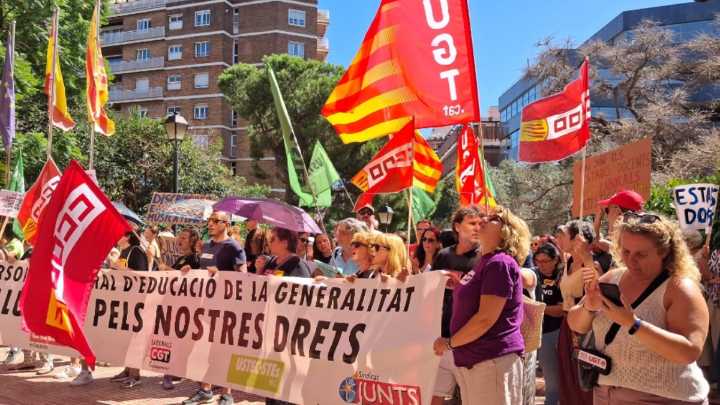 Unos 200 docentes cortan la Via Augusta para denunciar “los recortes en el ámbito social”