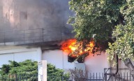 Se incendió un edificio de la Armada y volcó una ambulancia que se sumaba al operativo