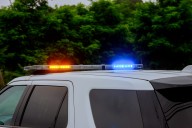 La policía mata a un hombre en una casa en llamas y encuentra a una mujer muerta y a otras personas atrapadas