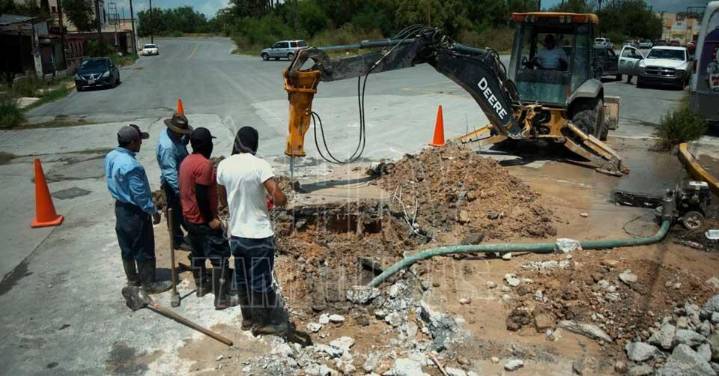 Gobierno de Beto Granados atiende fuga de agua en la Colonia Moderna