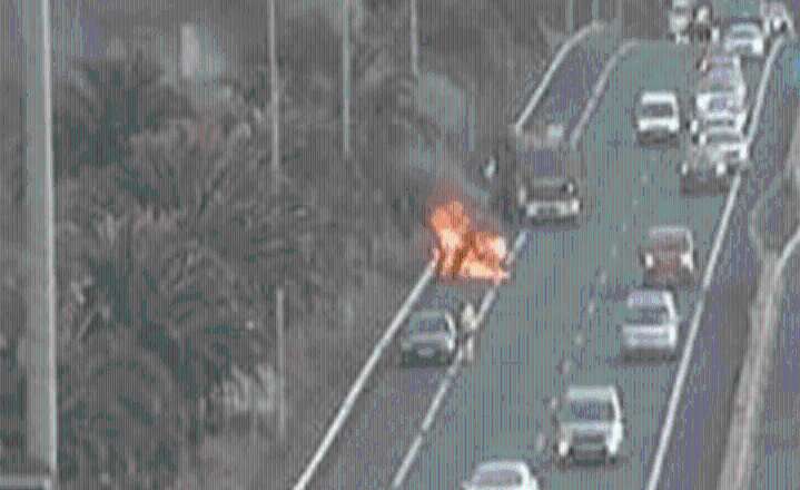 Alarma por el incendio de un vehículo en plena TF